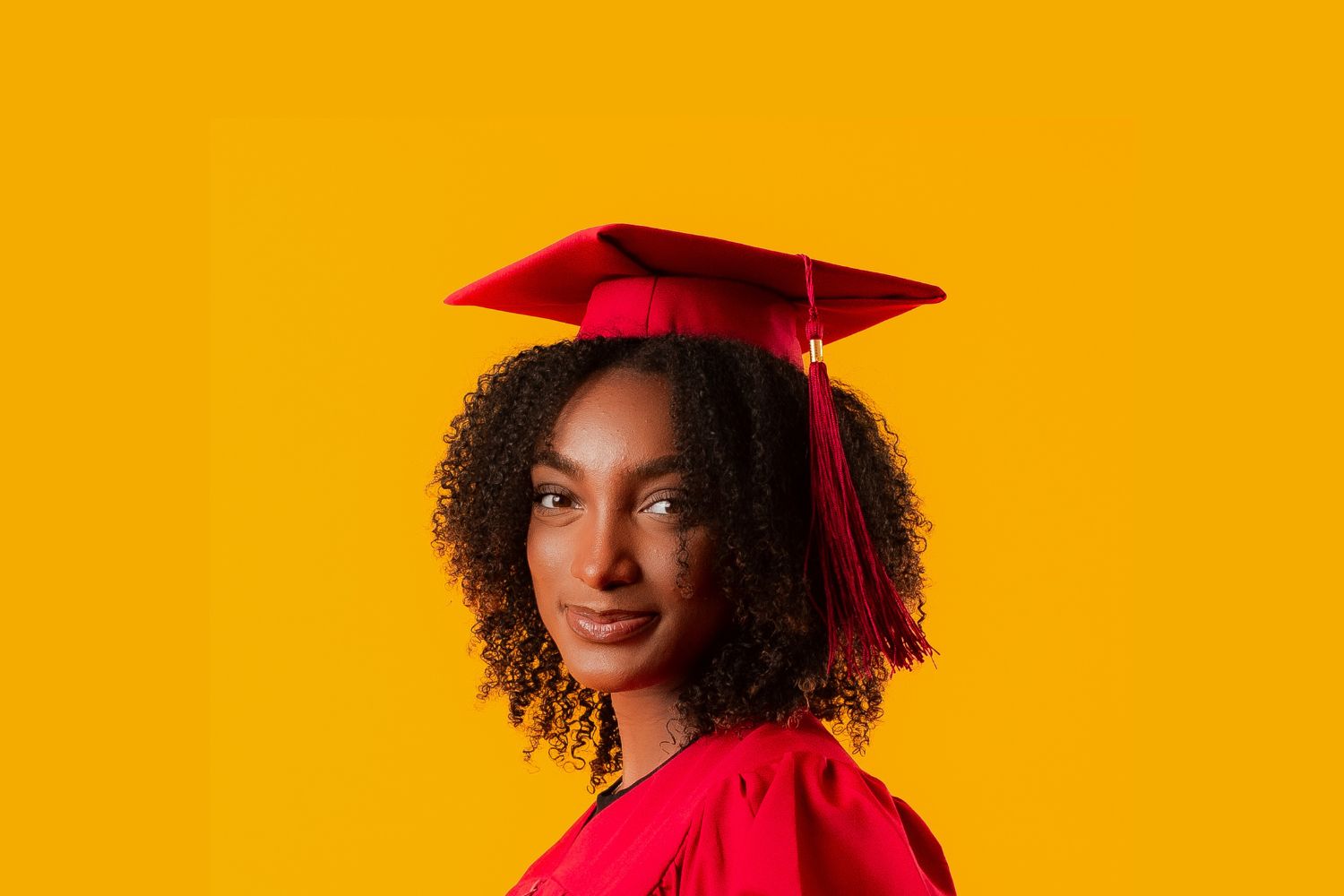 How to Make a Graduation Cap Fit Natural Hair (Curls, Braids & Protective Styles) – 2026 Guide